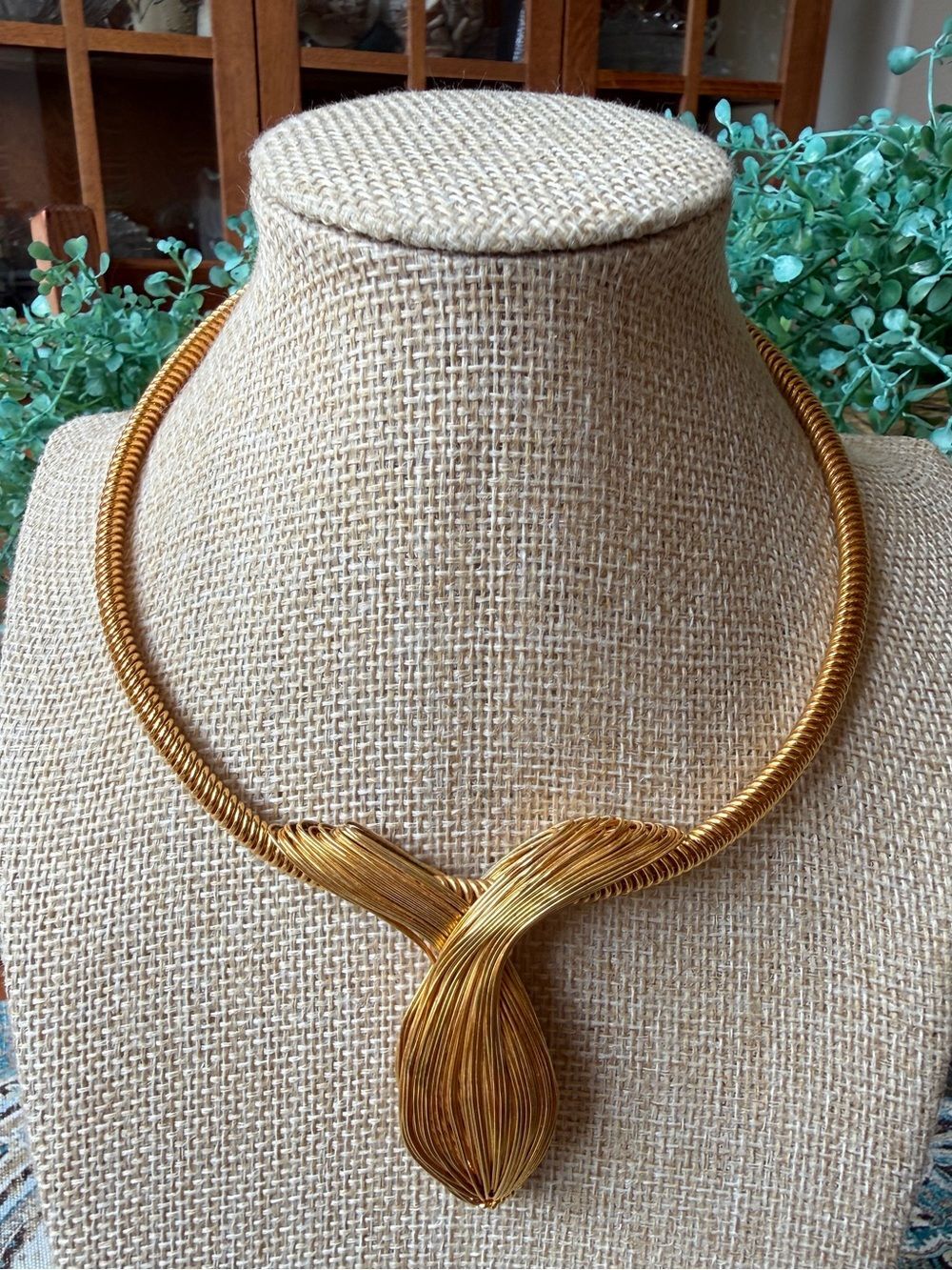 Gold Tone Wire Statement Necklace Sculptural Leaf Shaped Collar
